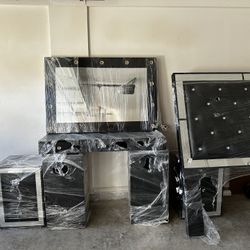 Bedroom Set Vanitie And Two Night Stands 
