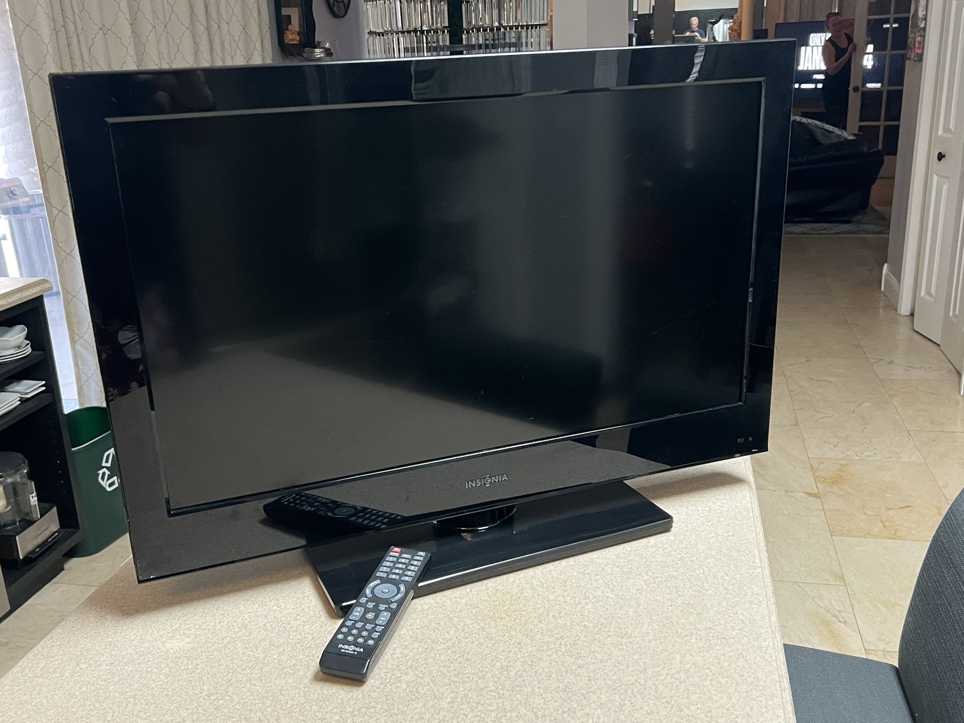 Insignia HD LCD TV 32” With Remote Very Lightly Used