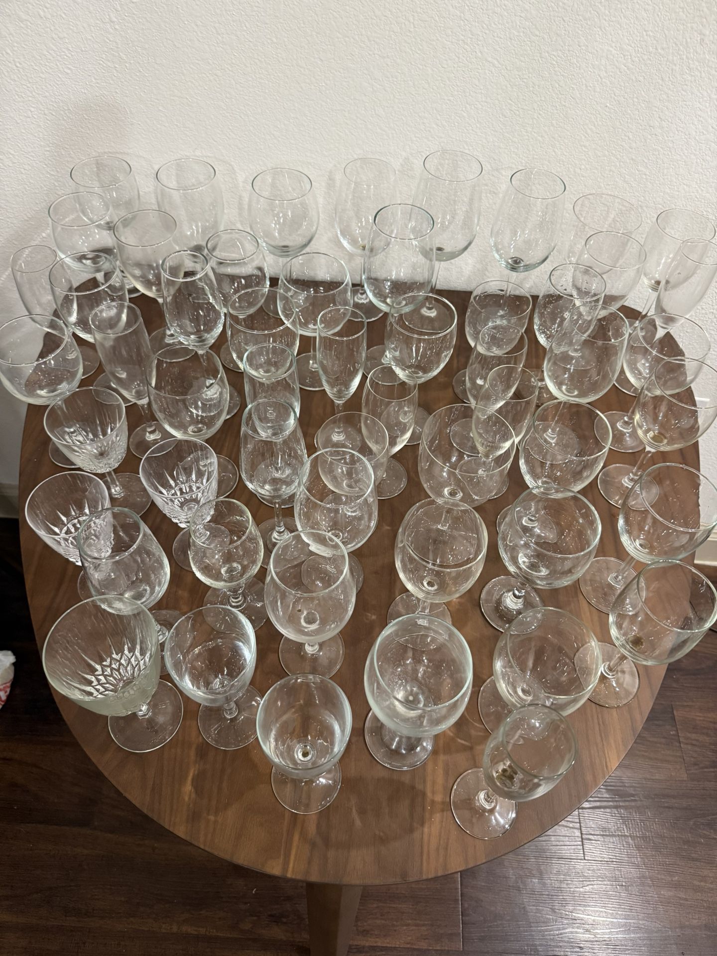 Wine glasses, goblets and flutes