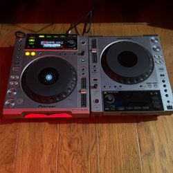 Pair of CDJ 850s  