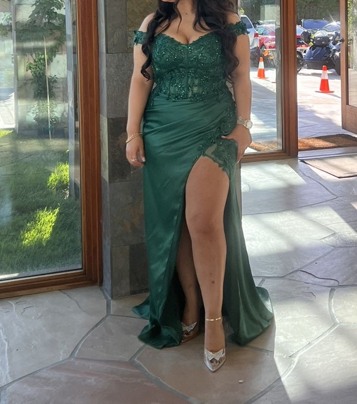 Emerald Green Fancy Gown / Dress - www.ice4pros.com.br Emerald Green Fancy Gown / Dress - www.ice4pros.com.br