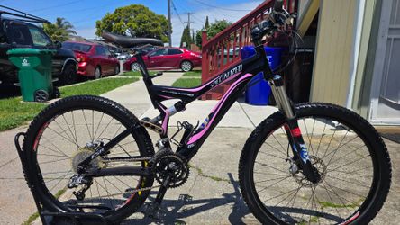 Specialized Stumpjumper Mountain Bike 
Medium Frame