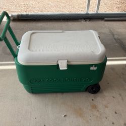 Igloo Cooler w/wheels