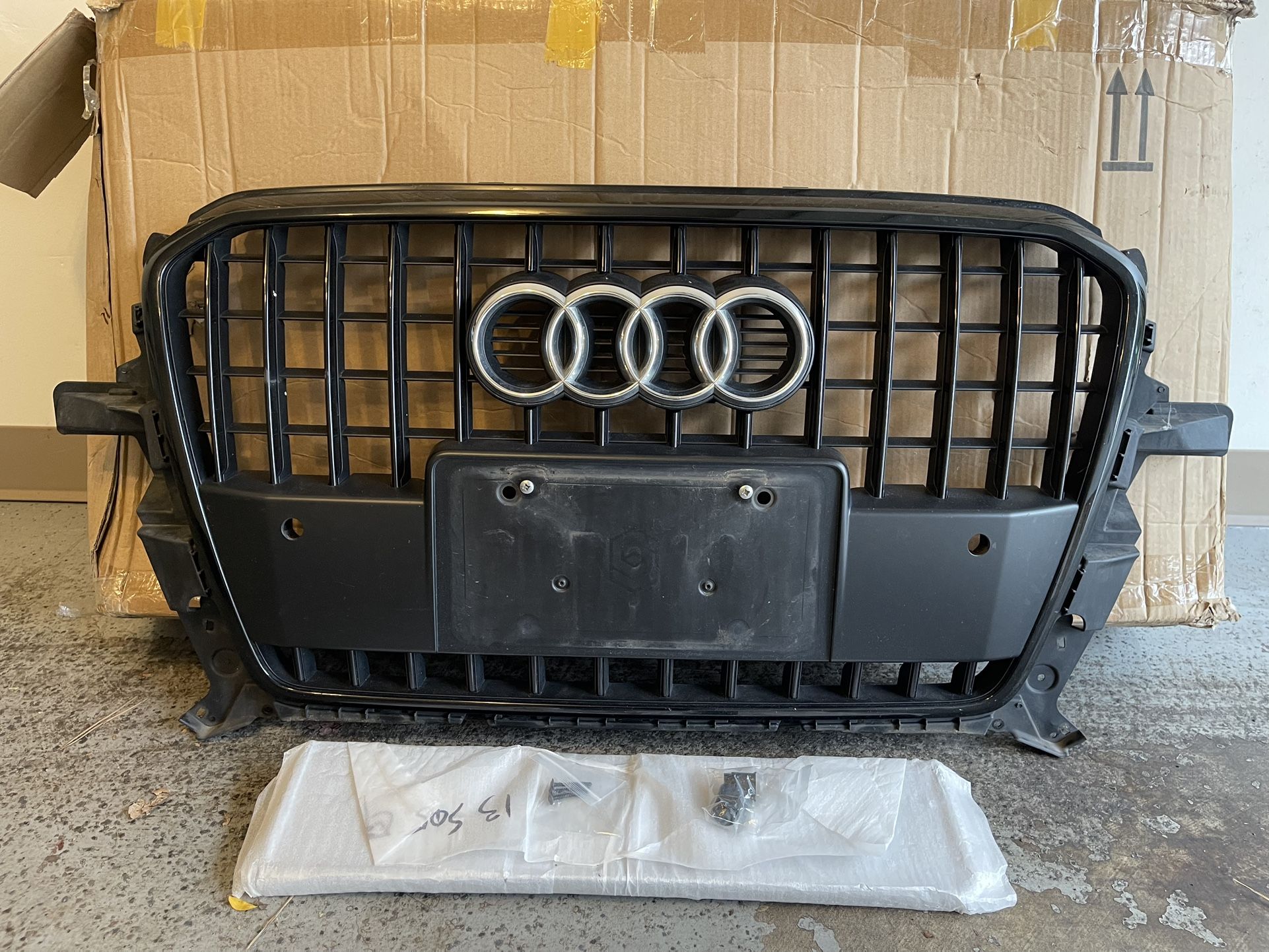 Audi Q5 Factory Black Grill + OEM Floor Mats (2014–2017)