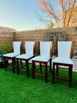 BEAUTIFUL COUNTER HEIGHT CHAIRS/BARSTOOLS $100 EACH TOTAL OF 4 ( FREE DELIVERY 🚚 FIRST FLOOR )