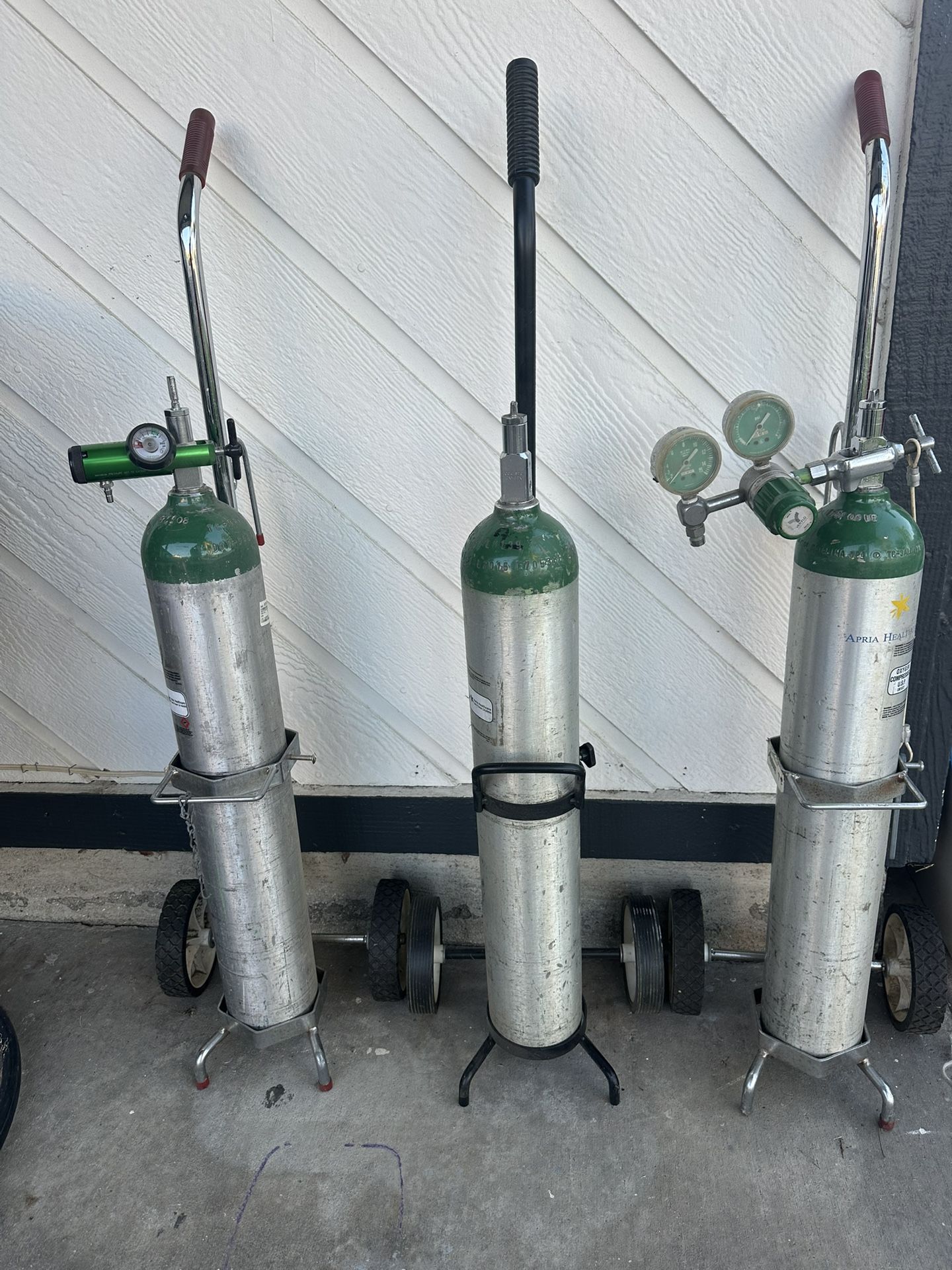 3 M24 Oxygen Cylinders /tank, Bundle All For 100.   Come With Carts And 2 Regulators . 