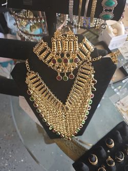Gorgeous Indian 4 pieces set-necklace, beacelet, earrings and ring