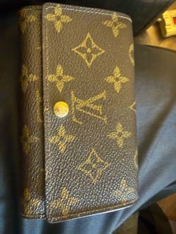 LV wallet with coa