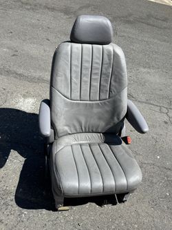 second-row or middle-row seat in 1990s and 2000s minivan models like the Chrysler Voyager, Town & Co