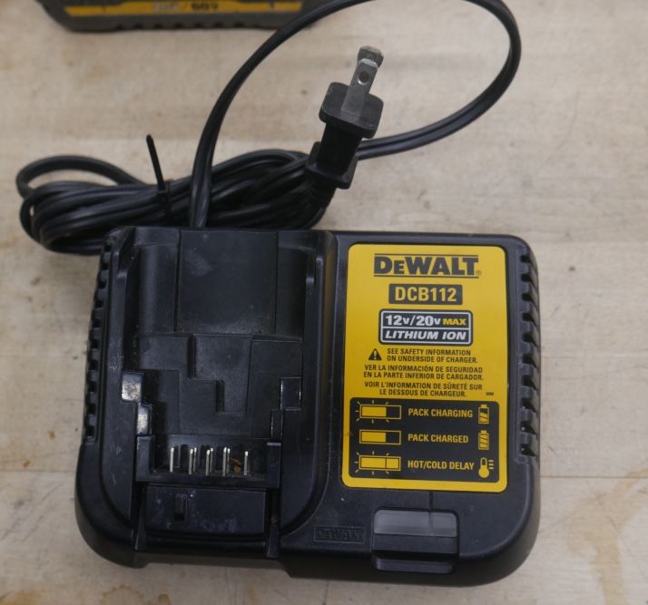 DEWALT CHARGER DCB112 PRE OWNED 884307-2