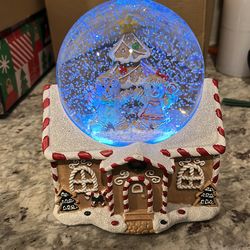 Gingerbread man, snow globe with music