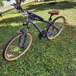 Schwinn Trailway 28 inch Hybrid Bike.  Aluminum Frame, Alloy Front Suspension Fork. 21 Speed Shifter. Alloy Linear Pull Brakes. Alloy Rims. 