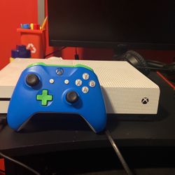 Xbox One X White.Comes With A Custom Controller And With Battery.