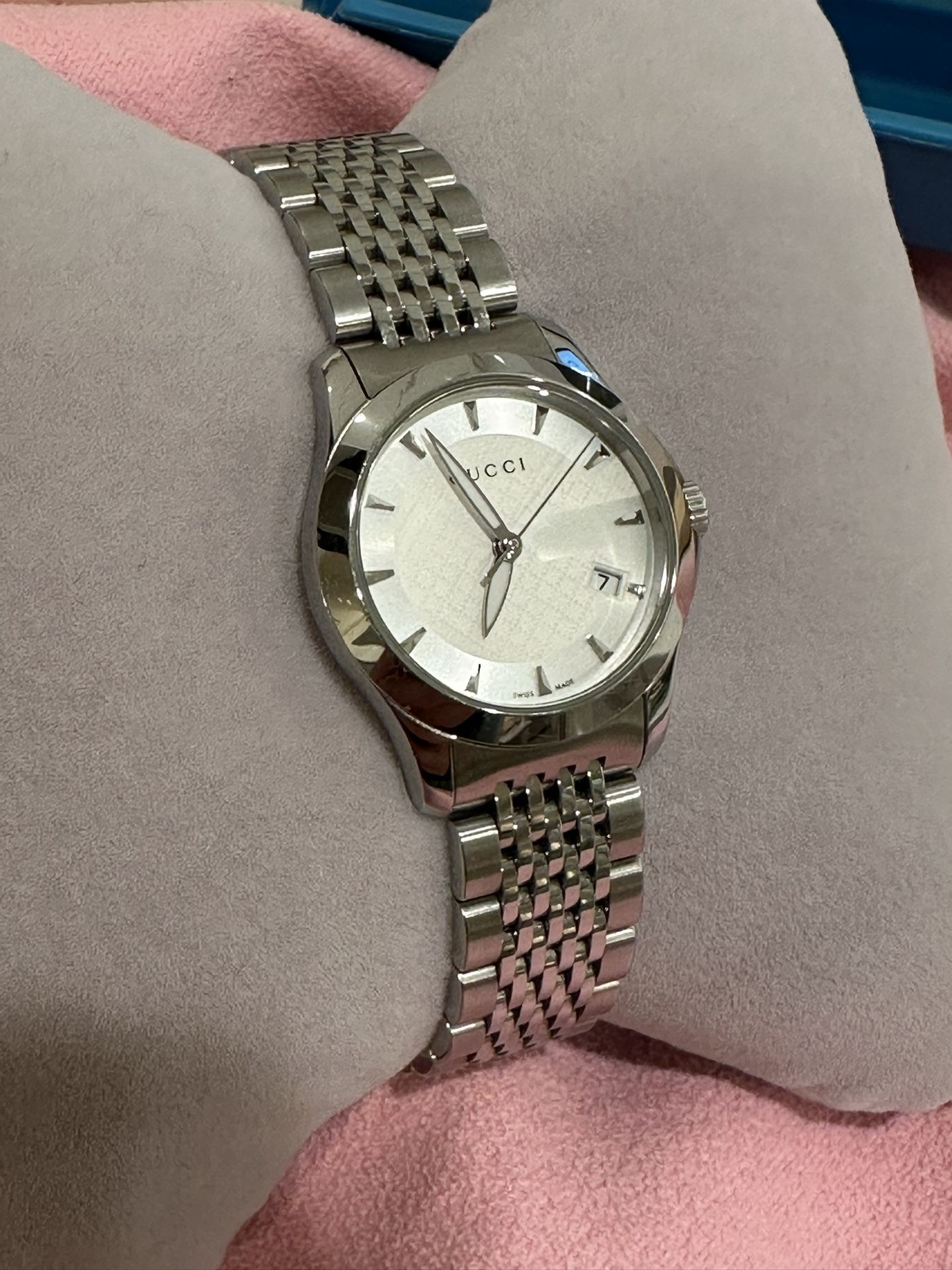 Gucci G-Timeless Women’s Watch YA126501 USED