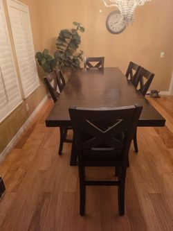 Dining Room Table & Six Chairs.