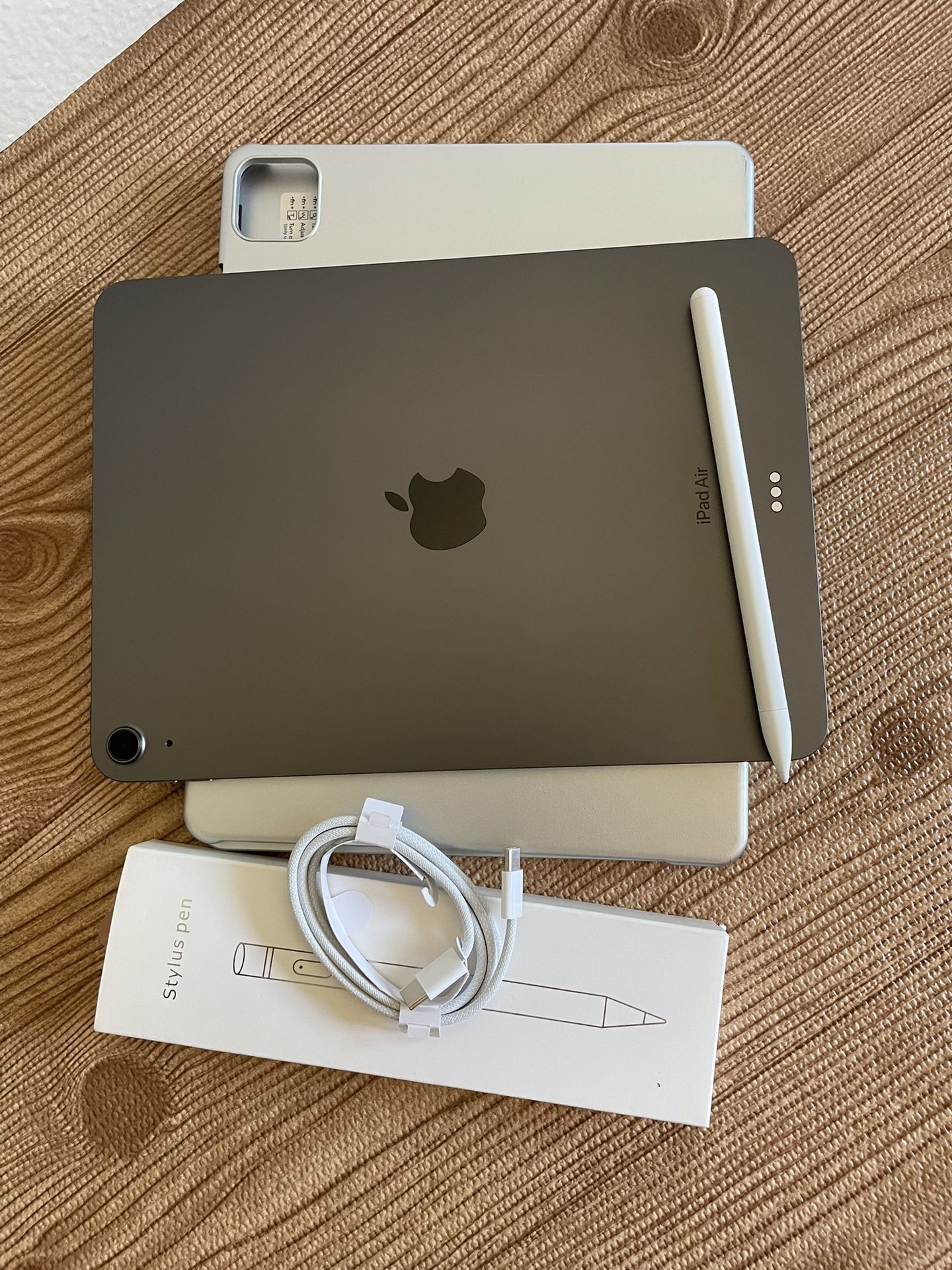 Apple iPad Air 5th Generation (M1 chip / 2022) 64GB with keyboard