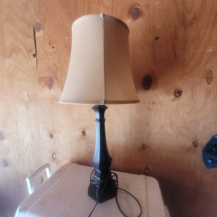 USED SMALL  CORNER  LAMP  WORKS   HABLO ESPAÑOL  