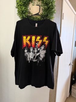 Men’s Kiss Tshirt