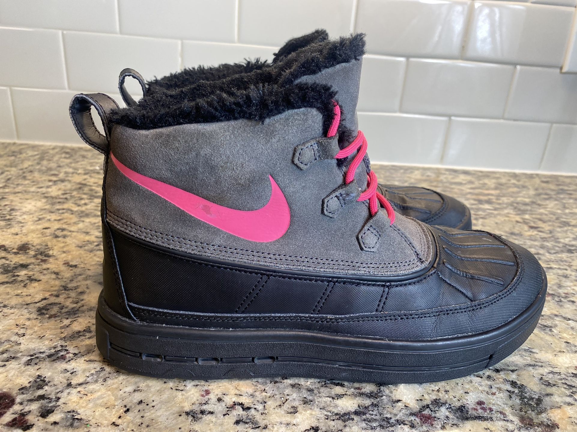 Nike ACG Woodside Chukka II Fur Lined Boots Size 7Y