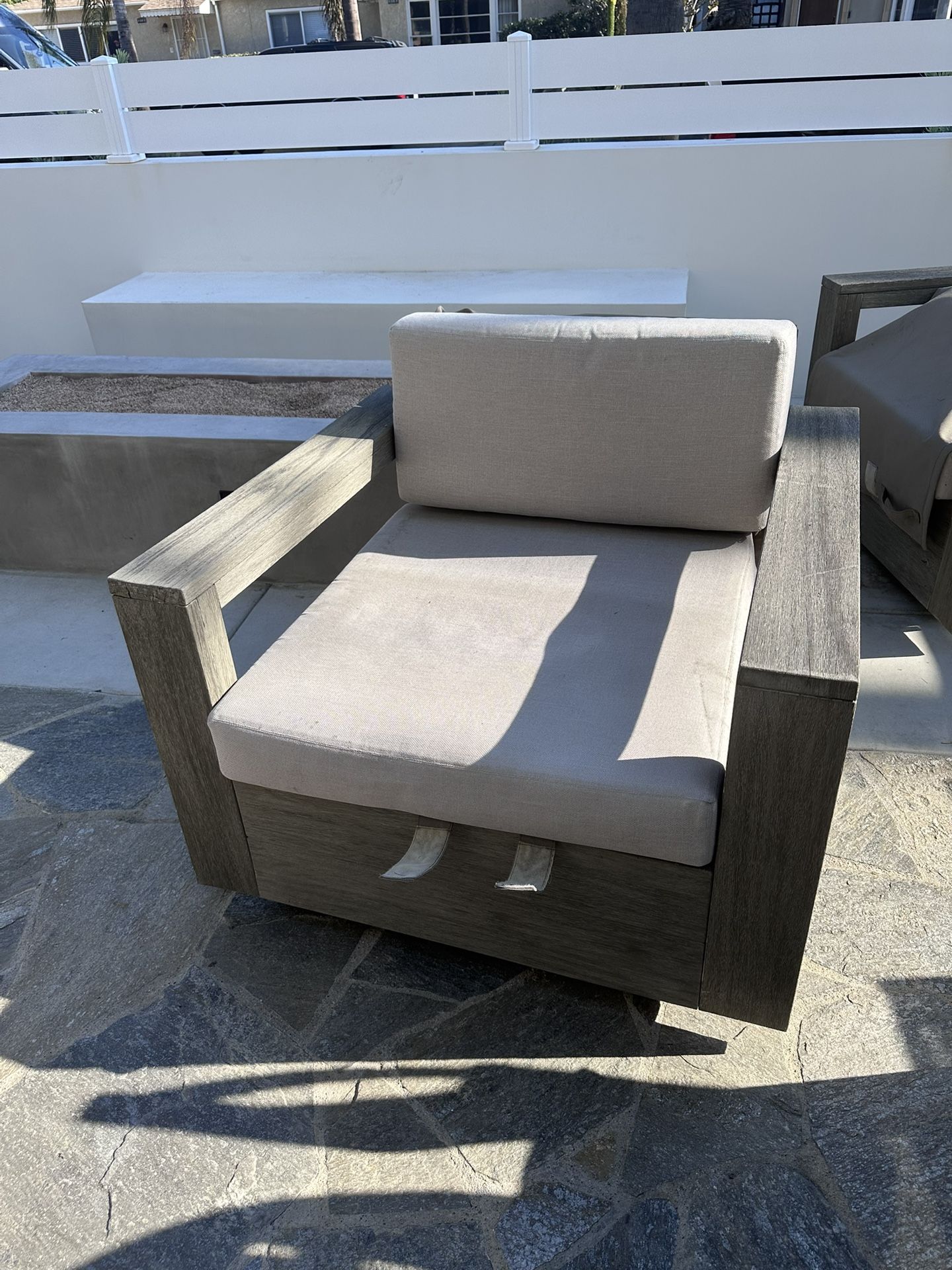 4 RH Outdoor Swivel Chaira