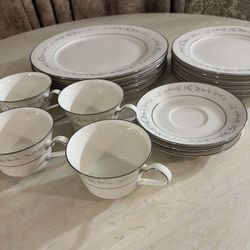 Simple Clean Dinnerware Set