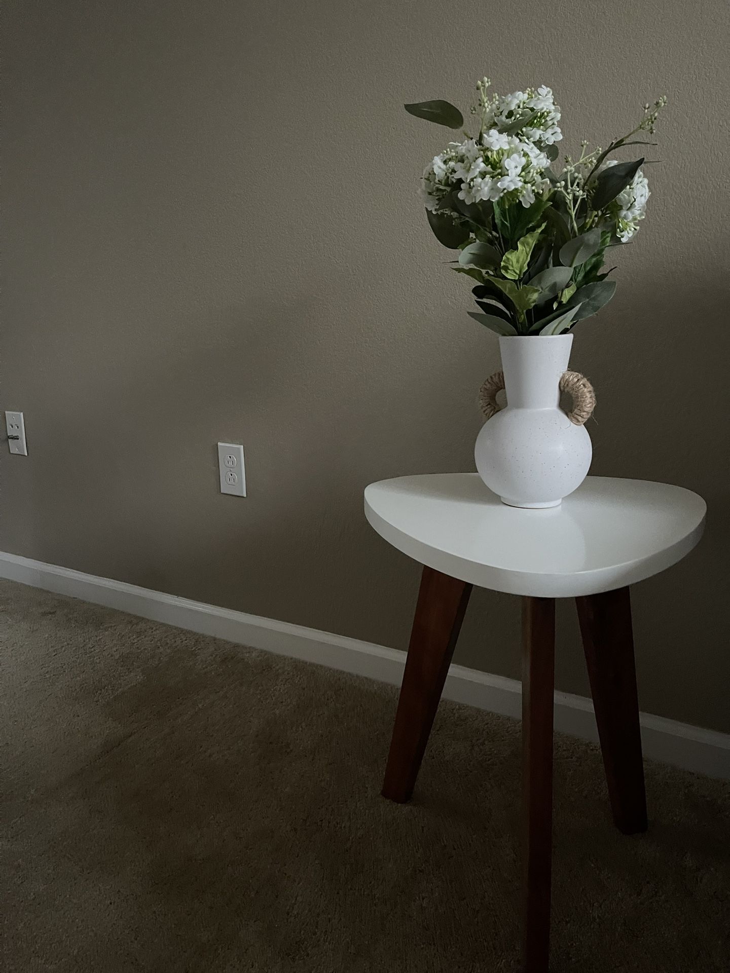 Mid century Modern 3 Leg End Table