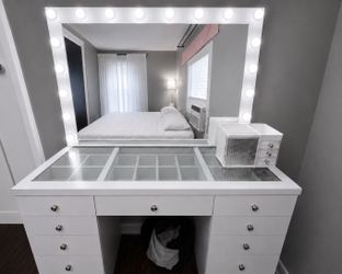 White Hollywood Vanity Desk with Lighted Mirror