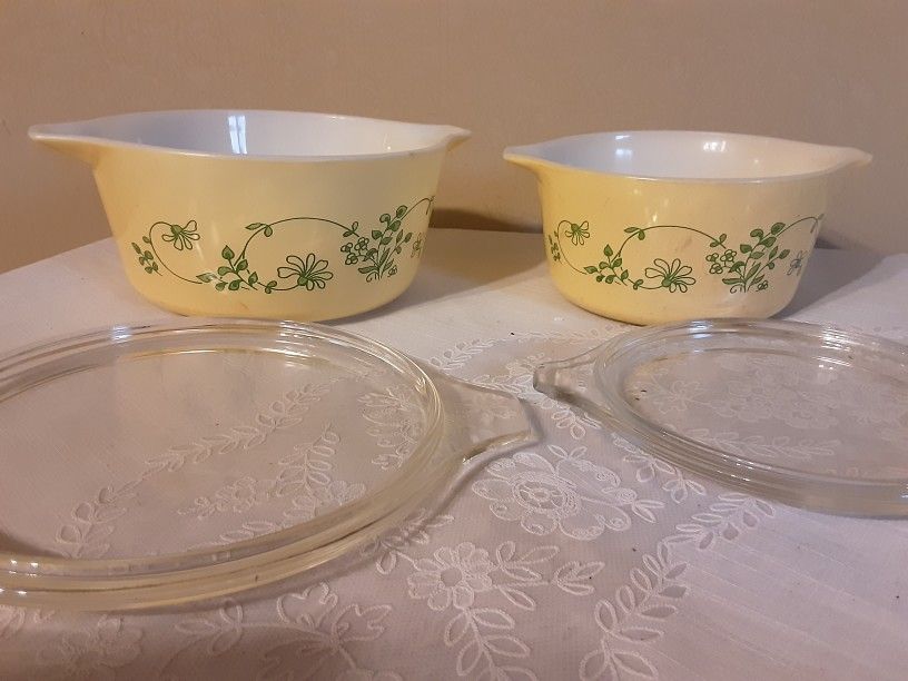 Vintage Pyrex Caserole Dishes With Lids