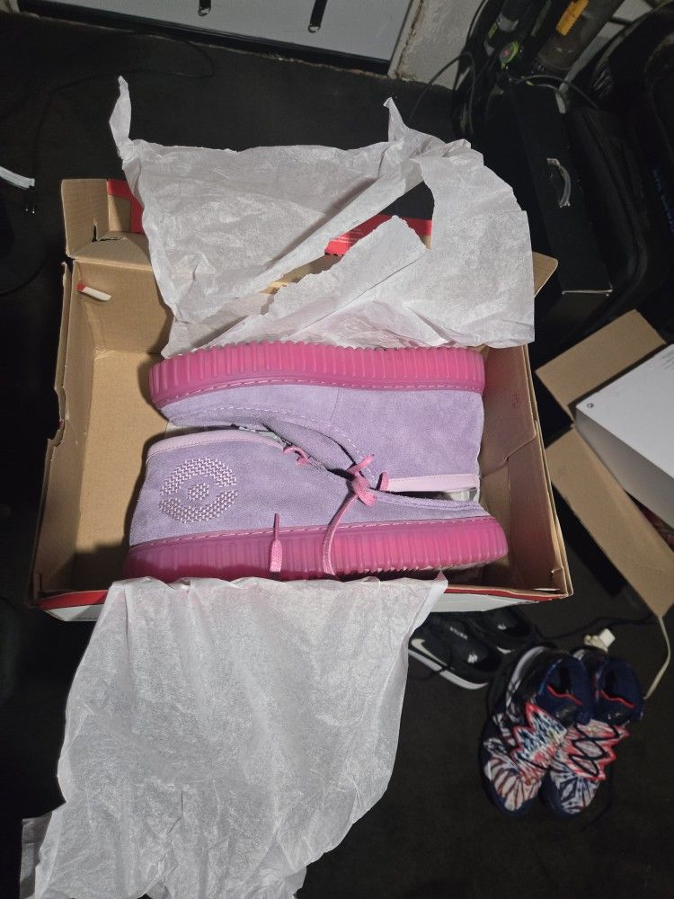 Clarks x Pokemon Torhill Explore 'Mewtwo' Grey/Pink Leather Boots Men's Size 10 Or Women's Size 11.5 Amazing Like New Condition With Og Box