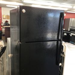 GE 17 Cu Ft Top And Bottom Fridge. 1 Year Warranty 