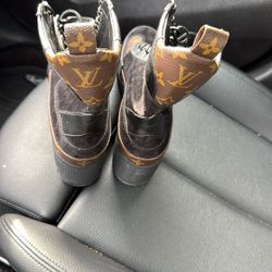 Louie Vuitton Women Boots 