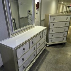 Beautiful Bedroom Set Great Condition. BEATIFUL