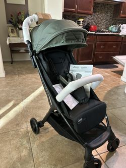 Jeep Altitude Compact Travel Stroller by Delta Children Greenguard Gold, Easy One Hand Fold, Lightweight, Extendable Canopy with Peek-a-Boo Window, Re