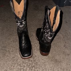 woman cowboy boots 