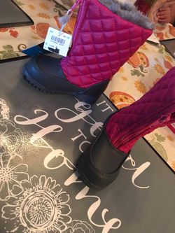 Snow boots brand new size 6
