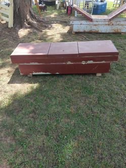 Toolbox metal some surface rust ready. For restoration