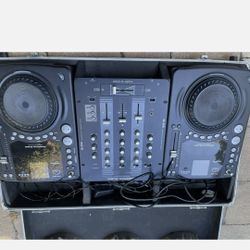 AMERICAN AUDIO MIXER WITH TWO TURNTABLE MP3  /CD PLAYERS 