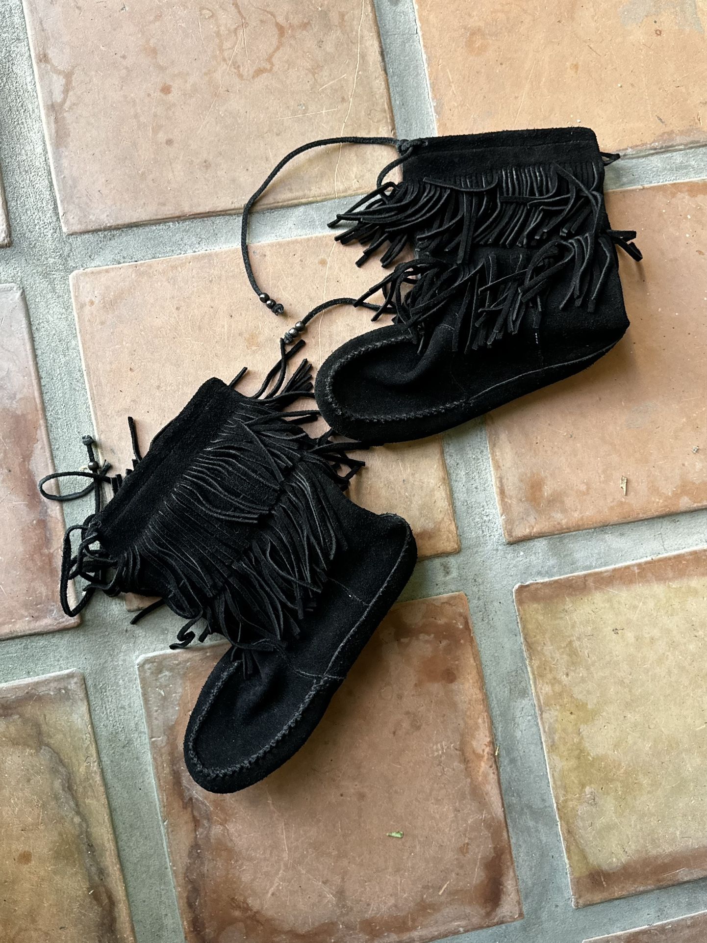 Minnetonka Leather Black Moccasins Size 8