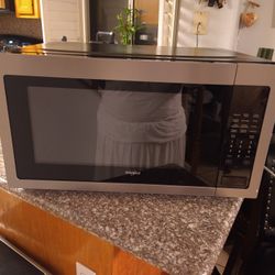New  Big Whirlpool Counter Top Microwave 