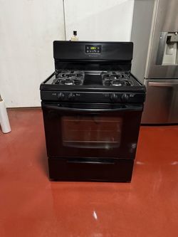 Frigidaire 4-burner gas stove in perfect working condition. We offer home delivery, installation, and a 3-month warranty.