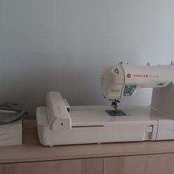 Singer Futura XL 400 Computerized Embroidery Machine Sewing