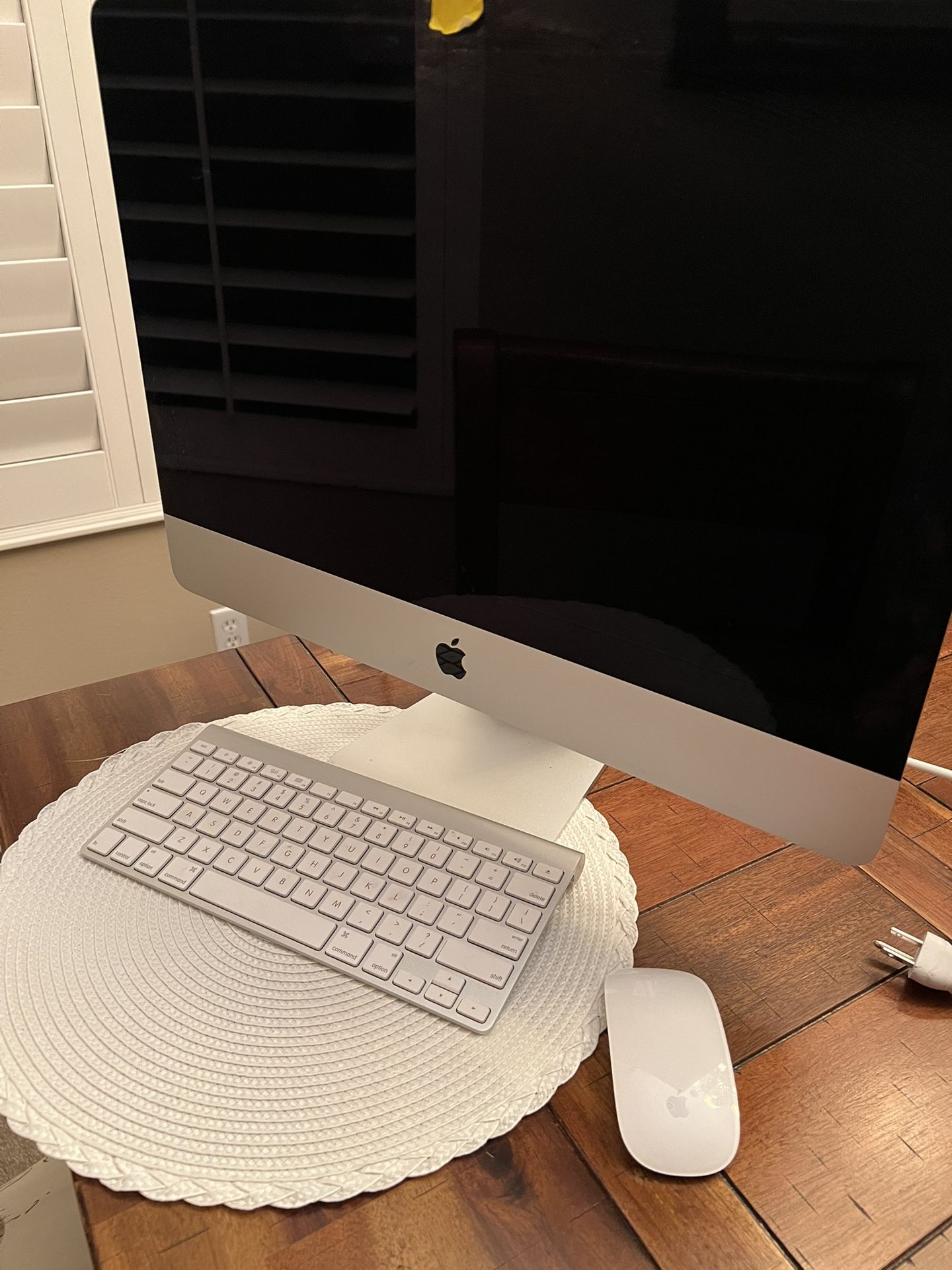 Apple iMac With Apple Keyboard/Mouse Wireless
