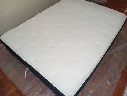Perfect Condition Queen Mattress*Titan Plus Luxe