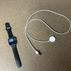 Apple Watch Nike SE & Charger 40mm