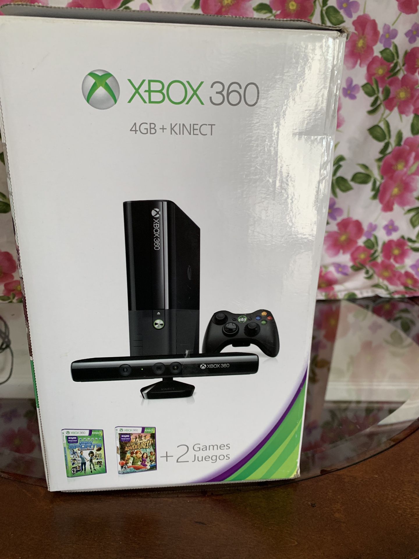 XBOX 360 4GB Console + Kinect plus 8 €Games for free included..