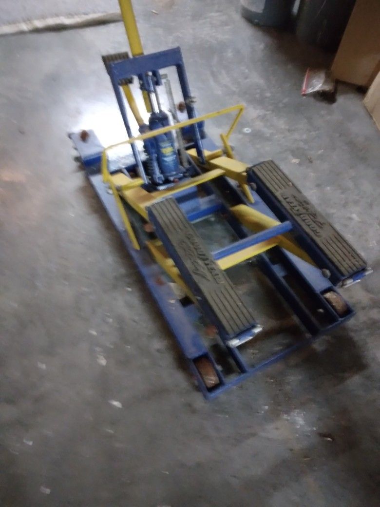 Goodyear Racing Motorcyle/ATV 1500lb Hydralic Lift