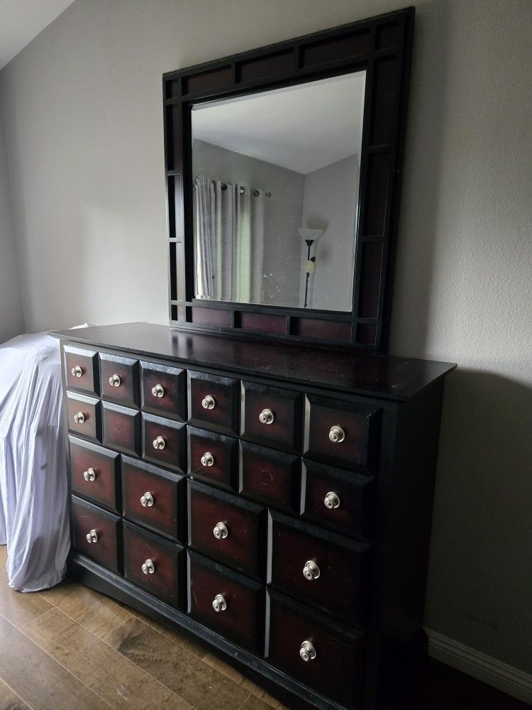 Dresser With Mirror