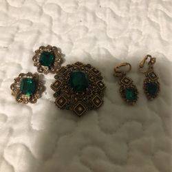 Women’s antique dark green pendant with two pair earrings clip on’s