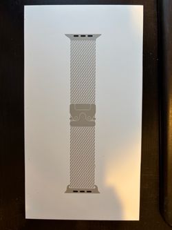 Apple Watch Ultra 4 49mm Natural Titanium Milanese Loop Size M