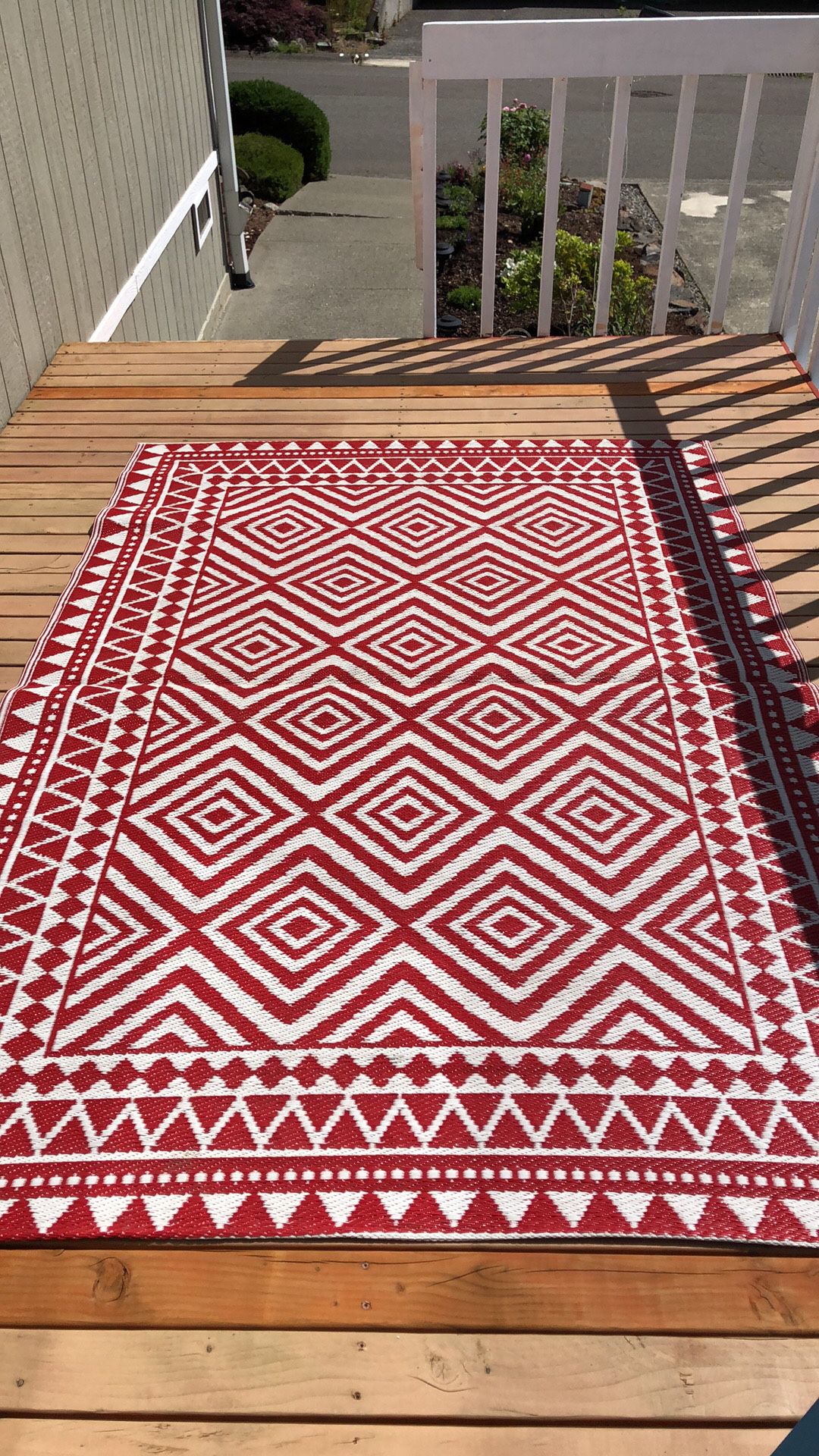 Outdoor red / white rug